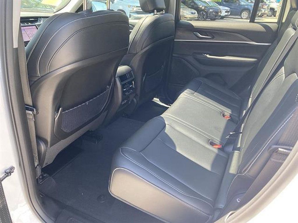 Used 2023 Jeep Grand Cherokee Limited AWD/4WD image 46