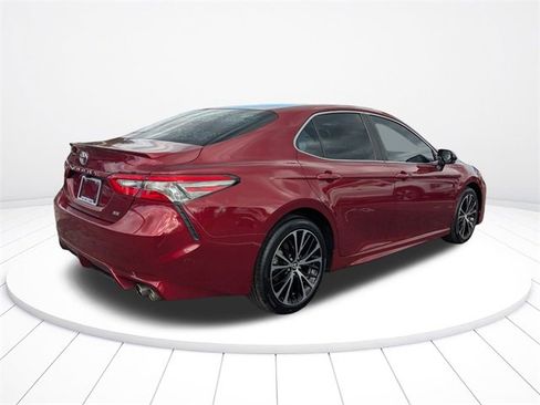 Used 2018 Toyota Camry SE image 3