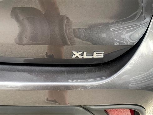 Used 2021 Toyota Highlander XLE FWD image 10
