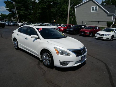 Used 2015 Nissan Altima 2.5 SV FWD image 2