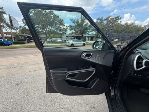 Used 2023 Kia Soul LX w/ LX Technology Package FWD image 6