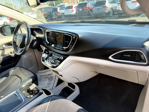 Used 2022 Chrysler Pacifica Touring-L FWD image 39
