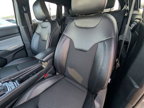 Used 2024 Jeep Compass Latitude image 17