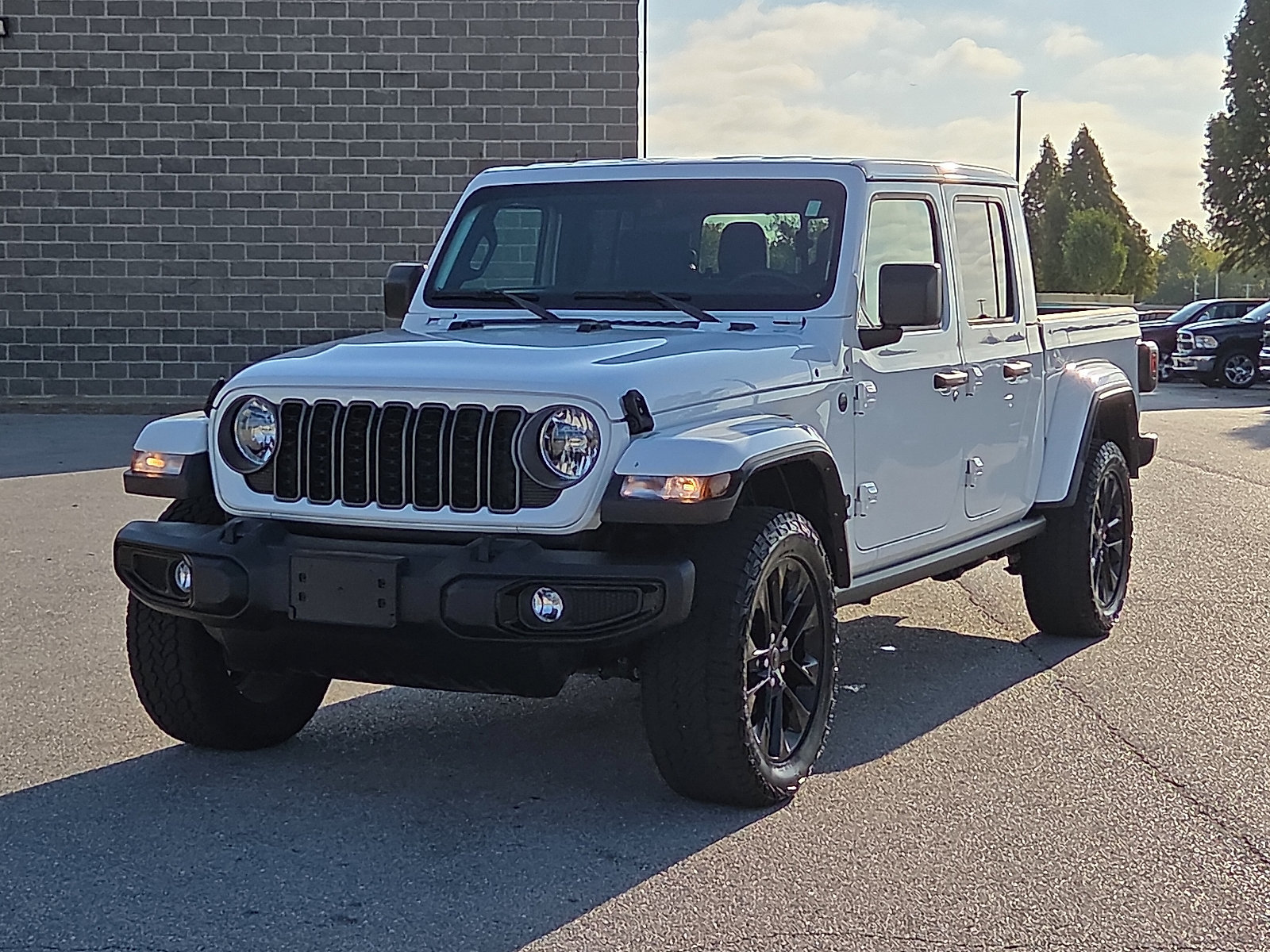 Used 2025 Jeep Gladiator Sport AWD/4WD image 2