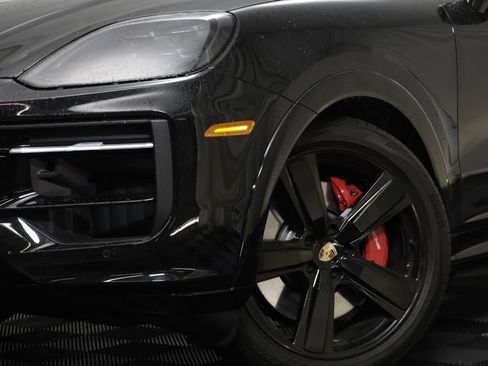 Used 2025 Porsche Cayenne GTS AWD/4WD image 3
