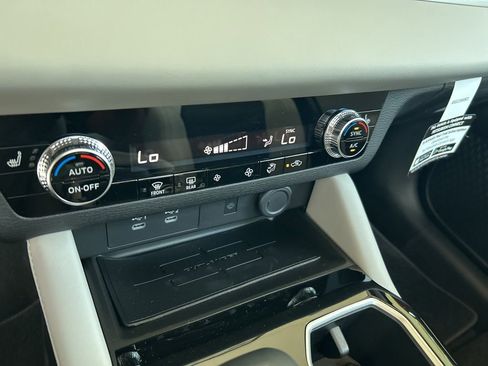 New 2025 Mitsubishi Outlander SE image 44