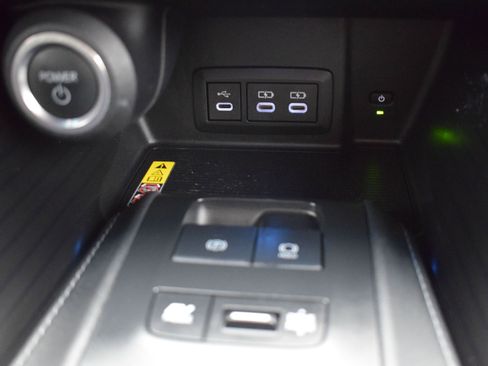 Used 2023 Toyota Venza Limited image 19