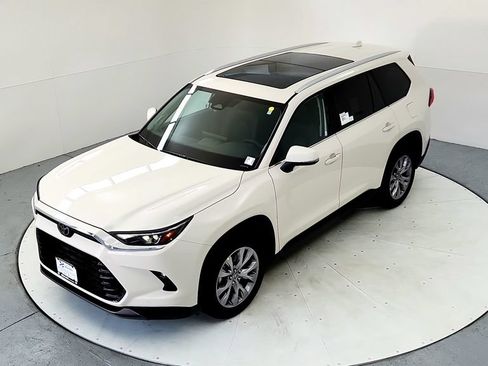 Used 2024 Toyota Grand Highlander AWD image 15