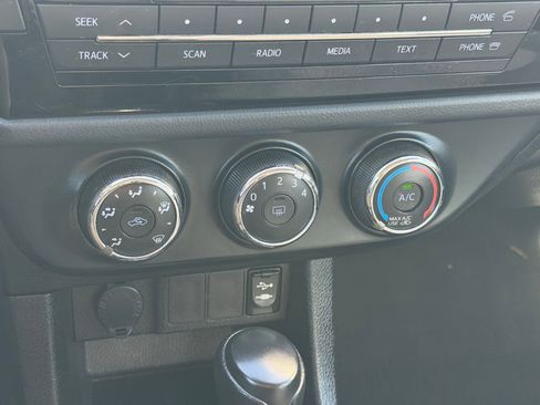 Used 2015 Toyota Corolla L image 25