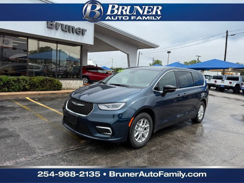 New 2025 Chrysler Pacifica Select image 1