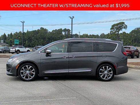 Used 2020 Chrysler Pacifica Limited w/ Tire & Wheel Group FWD image 2