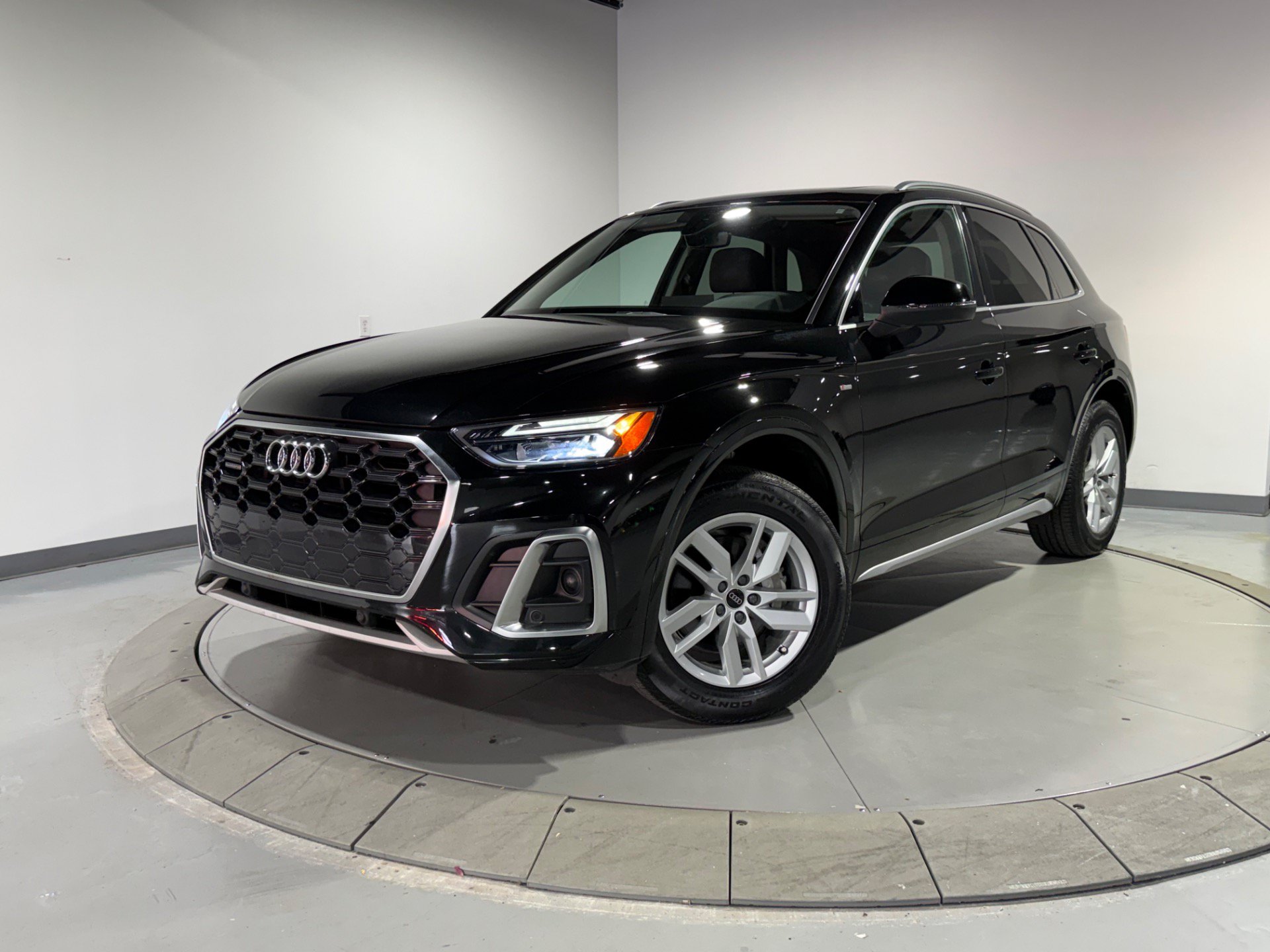 Used 2023 Audi Q5 2.0T Premium w/ Convenience Package AWD/4WD image 2