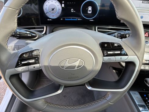 Used 2025 Hyundai Elantra SEL image 28