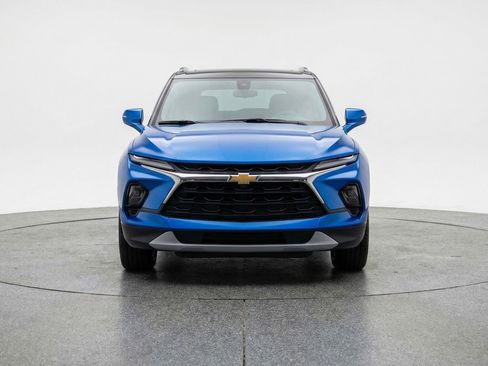 Used 2025 Chevrolet Blazer LT FWD image 2
