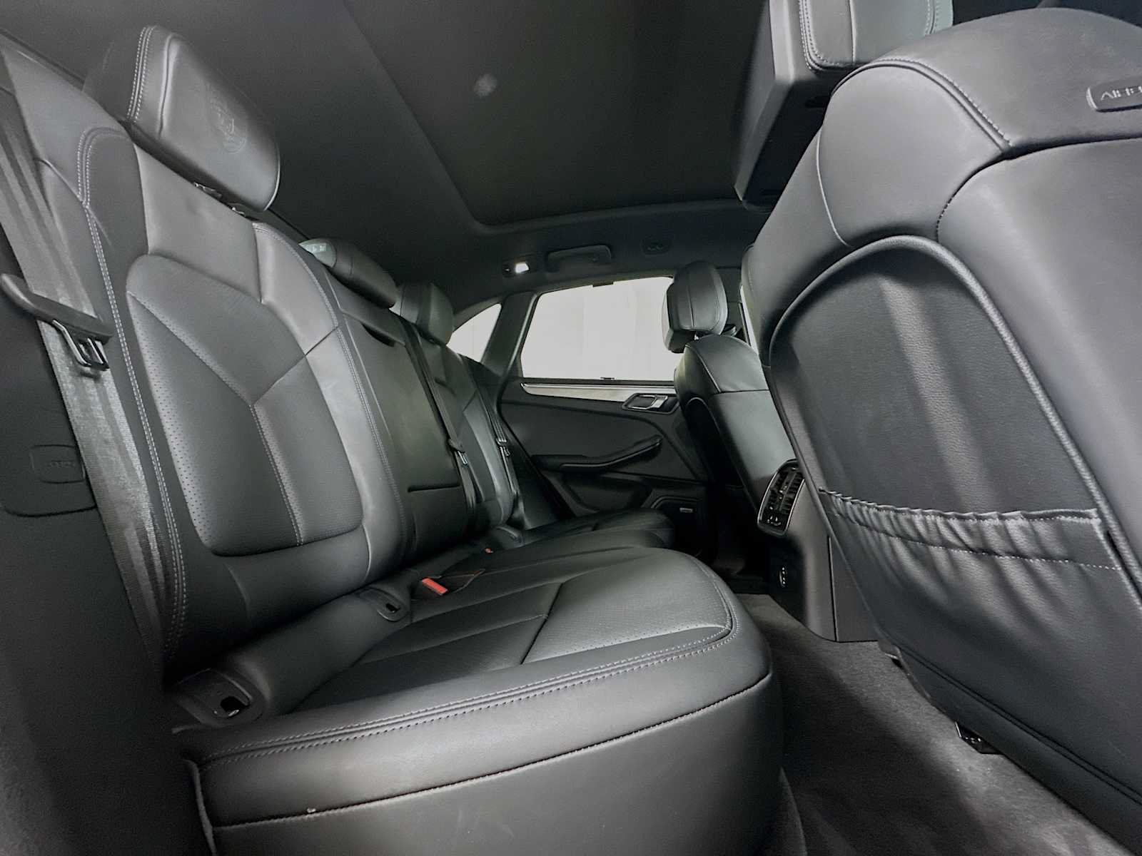 Certified 2026 Porsche Macan AWD/4WD image 28