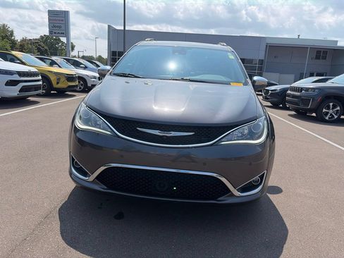 Used 2020 Chrysler Pacifica Limited w/ Tire & Wheel Group FWD image 2