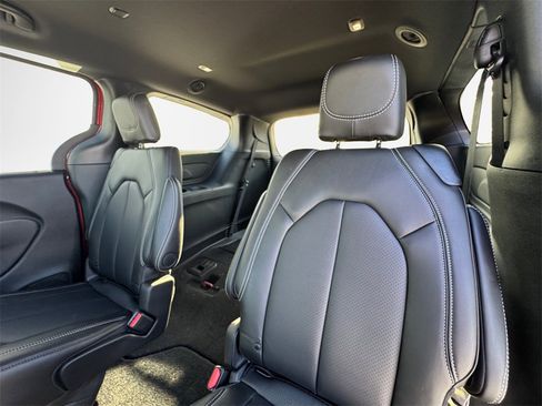 Certified 2026 Chrysler Pacifica Select image 26