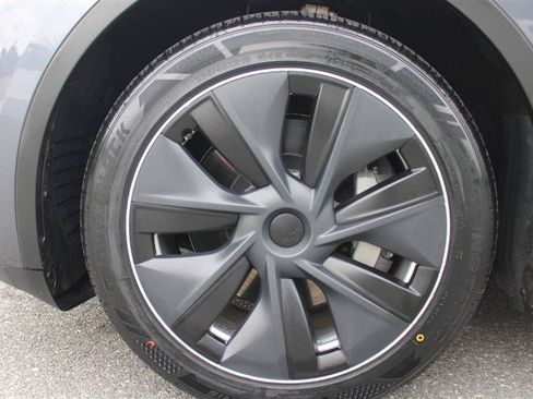 Used 2023 Tesla Model Y Long Range AWD/4WD image 9
