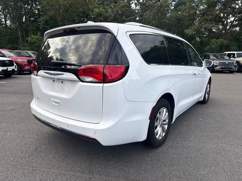 Used 2018 Chrysler Pacifica Touring-L FWD image 5