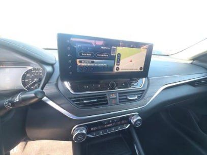 Used 2025 Nissan Altima 2.5 SL FWD image 14