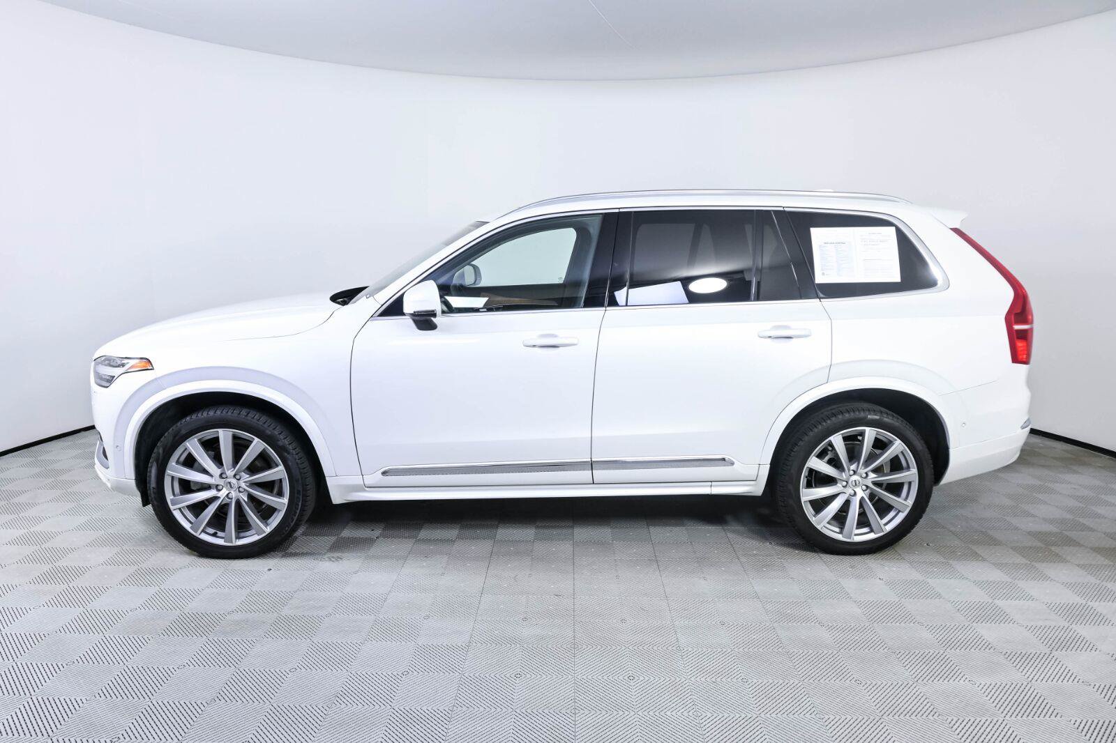 Certified 2023 Volvo XC90 B6 Plus AWD/4WD image 2