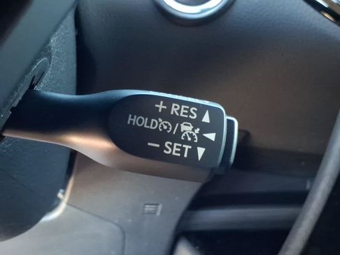 Used 2022 Toyota C-HR Limited FWD image 40