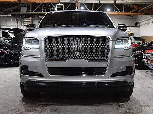 Used 2023 Lincoln Navigator Reserve image 2