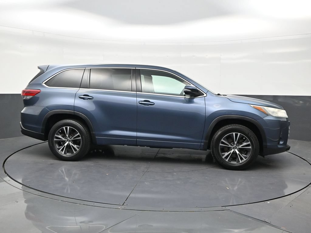 Used 2018 Toyota Highlander LE FWD image 6