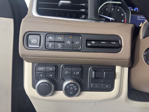 Used 2021 GMC Yukon XL Denali w/ Denali Premium Package AWD/4WD image 17