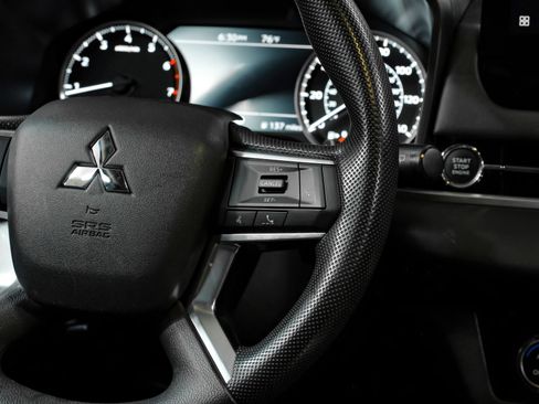 Used 2025 Mitsubishi Outlander ES FWD image 19