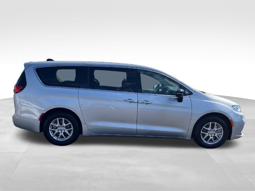 Used 2024 Chrysler Pacifica Touring-L FWD image 6