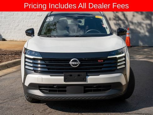 Used 2025 Nissan Kicks SR AWD/4WD image 2