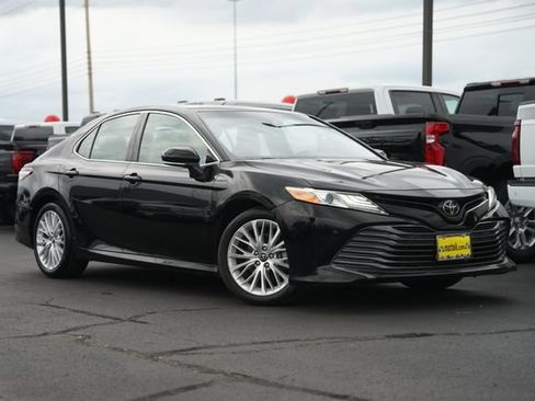 Used 2018 Toyota Camry XLE FWD image 2