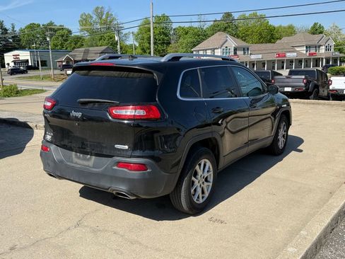 Used 2018 Jeep Cherokee Latitude Plus AWD/4WD image 6