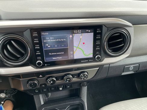 Used 2020 Toyota Tacoma SR5 AWD/4WD image 18