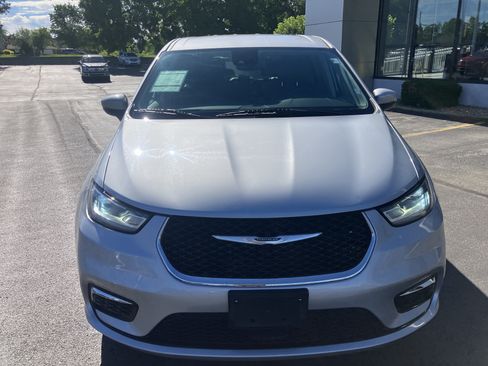 Used 2023 Chrysler Pacifica Touring-L FWD image 2