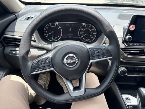 Used 2025 Nissan Altima 2.5 SV FWD image 9