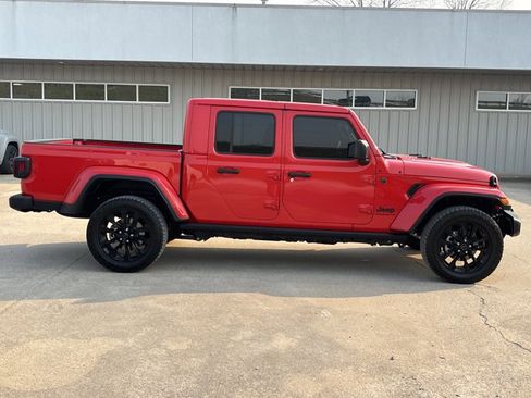 Used 2025 Jeep Gladiator Sport AWD/4WD image 2