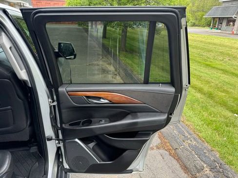 Used 2020 Cadillac Escalade Luxury AWD/4WD image 11
