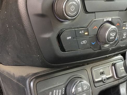Used 2020 Jeep Renegade Trailhawk w/ Premium Leather Group AWD/4WD image 23