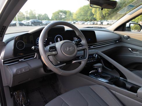 Used 2025 Hyundai Elantra SEL FWD image 21