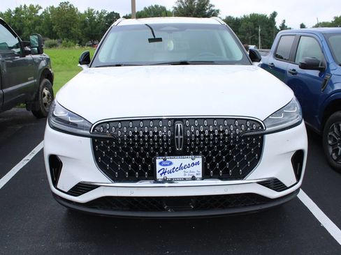 Used 2025 Lincoln Aviator Reserve AWD/4WD image 2
