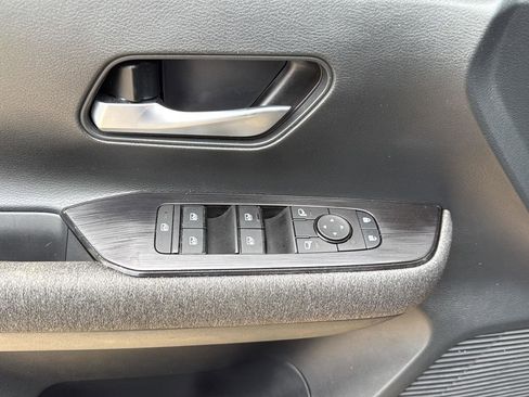 Used 2025 Nissan Kicks SV image 12