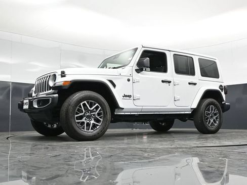Used 2025 Jeep Wrangler Unlimited Sahara AWD/4WD image 55
