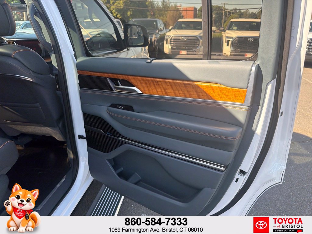 Used 2023 Jeep Grand Wagoneer Series III AWD/4WD image 43
