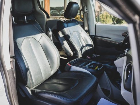 Used 2019 Chrysler Pacifica Touring-L image 28