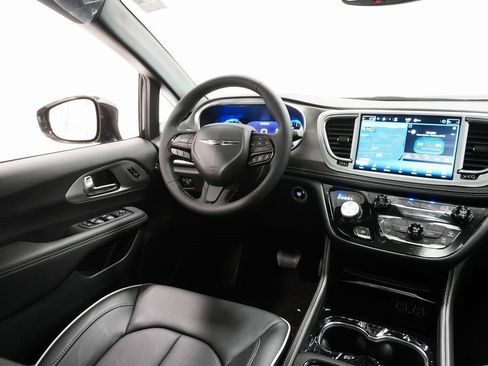 Used 2024 Chrysler Pacifica Limited w/ S Appearance Package image 21