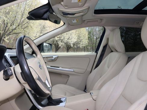 Used 2015 Volvo XC60 T5 w/ Proximity Package image 10