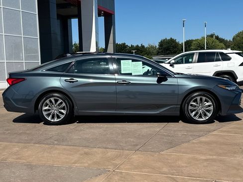 Certified 2022 Toyota Avalon XLE FWD image 3