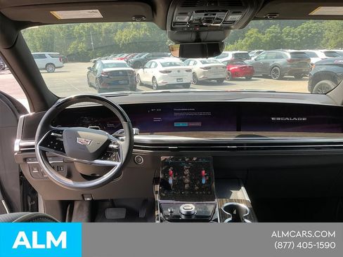 Used 2025 Cadillac Escalade Premium Luxury AWD/4WD image 15